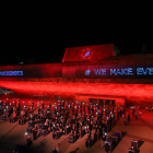 Empresas, profesionales y asociaciones del sector de los eventos y espectáculos iluminaron la Llotja de rojo en señal de protesta.  