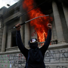Cientos de manifestantes queman el Congreso de Guatemala