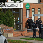 La policia custodia la porta de l’església d’Essex on va ser assassinat el diputat conservador.