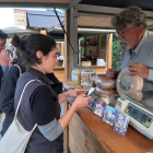 Una de les visitants de la fira utilitzant el codi QR per conèixer els diferents formatges.