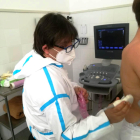 Imagen de un profesional sanitario haciendo una ecografía pulmonar a un paciente.