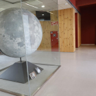 Maqueta de la Lluna que la NASA va regalar a Joan Oró i que s’exposa al Parc Científic de Gardeny.