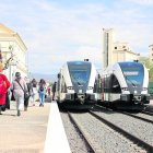 Els dos combois de la línia van coincidir ahir a l’estació de Balaguer.