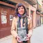 Alba Pijuan, con el libro frente a la casa familiar de Pedrolo en Tàrrega donde se hallaron los poemas.