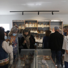 El Museu Gràfic de Nines Antigues de Benavent de Segrià recibió ayer las primeras visitas durante el acto de inauguración. 