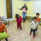 Cuatro alumnos ayer en una de les clases de la Escola Municipal de Música de Tàrrega.