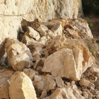 Algunas de las rocas que se desprendieron quedaron en el camino en un tramo de 25 metros de largo. 