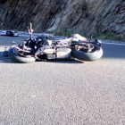 Imatge de la motocicleta accidentada ahir a la carretera C-13 al seu pas per Llavorsí.
