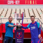 Els dos capitans, Muniain i Messi, posen al costat del trofeu ahir a l’estadi de La Cartuja.