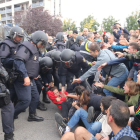 Policies arrosseguen una jove asseguda davant de l’Escola Oficial d’Idiomes de Lleida, l’1-O.