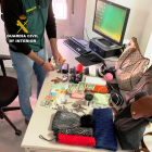 Els objectes intervinguts per la Guàrdia Civil de Vinaròs al detinguts per furts a persones grans en diverses poblacions.