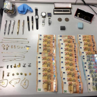 Alguns dels objectes i diners recuperats per la policia.