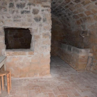 Interior d’una cabana de volta que ja s’ha habilitat a Torrebesses com a allotjament turístic.