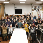 Las socias y socios de la Llar de Persones Sordes de Lleida en un momento de la celebración, ayer.