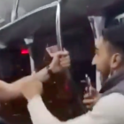VÍDEO. Un home dona una pallissa a un policia en un autobús de Saragossa per cridar-li l'atenció en anar sense màscara