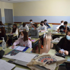Alumnes de segon de Batxillerat de l’institut Joan Brudieu de la Seu en una classe de matemàtiques.