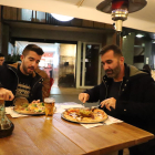 Dos leridanos cenan una pizza en un restaurante el pasado lunes.  