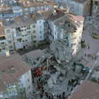 Vista aérea de parte de los edificios que se derrumbaron en Turquía con los equipos de salvamento tratando de rescatar a los sepultados.