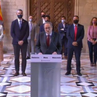Un moment de la declaració de Quim Torra, acompanyat de tot el Govern, aquest dilluns al Palau de la Generalitat.