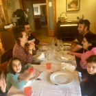 Una familia en uno de los restaurantes del Alt Àneu.