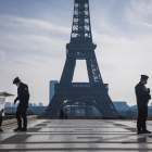 La Policía vigila que se cumpla con el confinamiento impuesto por el Gobierno en la ciudad de París.