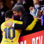 Messi i Joan Laporta es fonen en una abraçada quan el capità barcelonista es disposa a recollir la copa que es veu al fons.