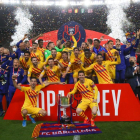 Leo Messi compartió con Sergio Busquets el momento de levantar la copa de campeones frente a sus compañeros, que lo festejaron por todo lo alto. 