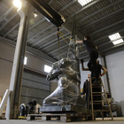 Operación de carga y traslado el jueves en un almacén municipal de Balaguer de la escultura ‘Monumentos a los caídos’, que se exhibirá en la Bienal de Arte de Venecia.