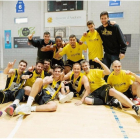 La plantilla y cuerpo técnico del CB Pardinyes posan tras proclamarse campeones de su grupo.