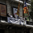 Entidades soberanistas despliegan una pancarta en la plaça Sant Jaume en apoyo a Torra.