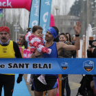 Ricard Pastó arriba a la meta com a vencedor agafant en braços la seua filla.