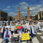 Imagen de algunos de los residentes del hospital Arnau de Vilanova en la protesta de ayer en Barcelona.