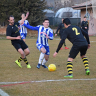 Un jugador del Organyà intenta eludir a dos rivales del Vilanova.