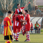 Jugadors de l’Atlètic Almacelles celebren un dels gols del partit.