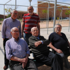 Vecinos de Vallfogona de Balaguer, que aseguraron que irán a votar en las elecciones generales. 