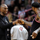 Bryant saluda a LeBron, que este fin de semana le superó como tercer máximo anotador de la NBA.