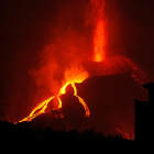 Imagen de uno de los cráteres del volcán expulsando lava. 