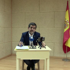 Jordi Sànchez tuvo que comparecer junto a una bandera española y una imagen del rey, sentado en una mesita con apenas sitio.