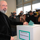 El candidato del centro-izquierda en Emilia Romaña, Stefano Bonaccini, ayer en el momento de votar.