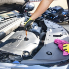 Un nou estudi ha revelat que una quarta part dels propietaris de cotxes comprova el nivell d'oli de motor una vegada al mes.