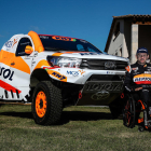 Isidre Esteve, al costat del competitiu Toyota amb el qual participarà en el Dakar 2021.