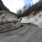 Vía abierta tras retirar nieve acumulada por avalanchas en la Artiga de Lin.