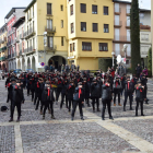 Un centenar de dones vestides de negre van escenificar ahir la ‘performance’ a la plaça dels Oms de la capital de l’Alt Urgell.