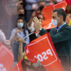 El president espanyol, Pedro Sánchez, enmig d'unes banderes del PSOE durant el congrés del partit el 17 d'octubre.