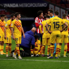 Gerard Piqué, siendo atendido en el césped del Wanda Metropolitano tras sufrir la grave lesión.