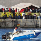 Els immigrants tornen a amuntegar-se al moll d’Arguineguín després de les últimes arribades.