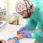 Una profesional realiza un test de detección del coronavirus a una paciente.