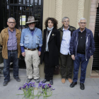 Foto de familia de los organizadores del proyecto de las ‘Stolpersteine’ en Lleida, junto a la piedra en recuerdo a Miquel Sol Torres. 