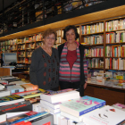 Maria Carme Castelló i Núria Dalmases, dos generacions al capdavant d’una llibreria centenària.