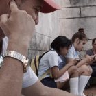 Un grup de persones es concentren en un punt wifi, a Cuba.